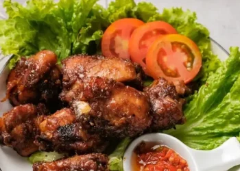 Resep Ayam Goreng Bacem khas Jawa ini terkenal dengan rasa manis, gurih, dan sedikit asam yang meresap hingga ke dalam daging. Cocok jadi lauk pendamping nasi hangat untuk keluarga. (Sumber: Cookpad @suin_ummuabiyyu)