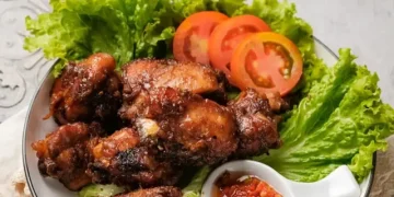 Resep Ayam Goreng Bacem khas Jawa ini terkenal dengan rasa manis, gurih, dan sedikit asam yang meresap hingga ke dalam daging. Cocok jadi lauk pendamping nasi hangat untuk keluarga. (Sumber: Cookpad @suin_ummuabiyyu)