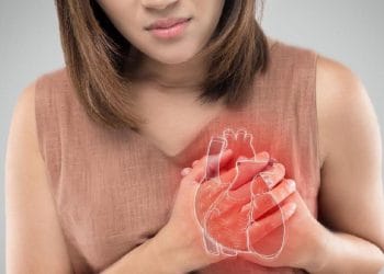 Studi baru menunjukkan lebih dari setengah serangan jantung pada wanita di bawah 65 tahun disebabkan oleh faktor selain penyumbatan arteri tradisional. Kenali risiko tersembunyi dan gejalanya. (Sumber: iStockphoto/Tharakorn)