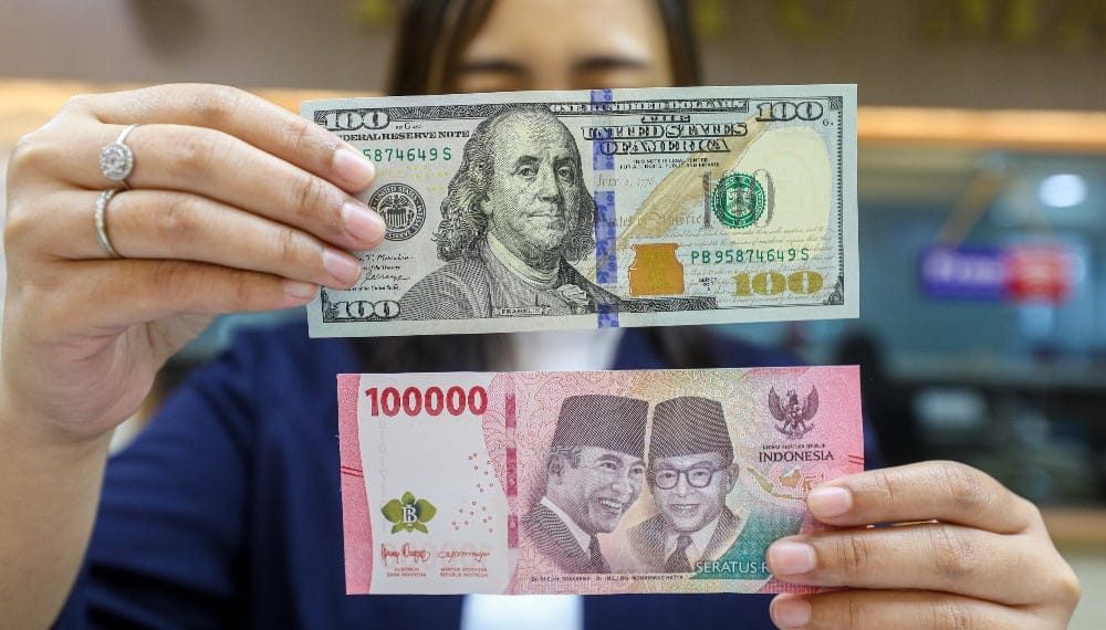 Dolar AS Melemah Pagi Ini, Rupiah Bertahan di Rp 16.605 per Dolar Dolar AS pagi ini melemah tipis terhadap rupiah di level Rp 16.605. Simak perkembangan terbaru kurs mata uang asing hari ini. (Sumber: Bisnis.com)