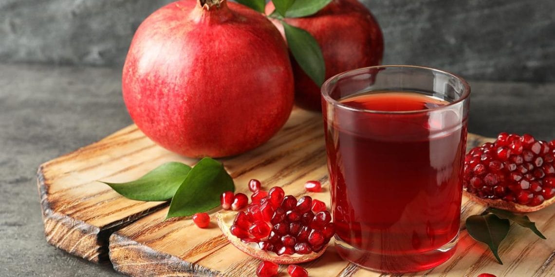 Segelas jus delima merah menyegarkan, salah satu dari tiga jus paling menyehatkan menurut ahli gizi. (Sumber: shutterstock.com/g/newafrica)