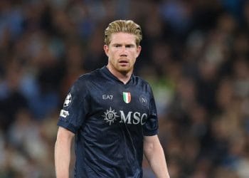 Kevin De Bruyne saat memulai laga kontra Manchester City bersama Napoli di Stadion Etihad — ia kemudian ditarik keluar pada menit ke-26. (Sumber: UEFA via Getty Images)