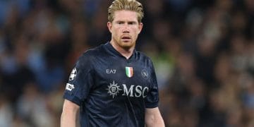 Kevin De Bruyne saat memulai laga kontra Manchester City bersama Napoli di Stadion Etihad — ia kemudian ditarik keluar pada menit ke-26. (Sumber: UEFA via Getty Images)