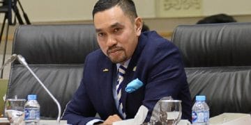 Beberapa warga didampingi polisi menyerahkan kembali barang-barang milik Ahmad Sahroni yang sebelumnya dijarah massa. (Sumber: Niaga.asia)