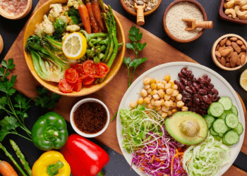 Sayuran hijau dan buah-buahan dalam mangkuk, menunjukkan bahan makanan kaya serat yang mendukung kesehatan jantung. (Sumber: naturalfarm.id)