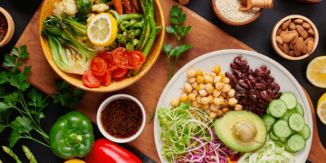 Sayuran hijau dan buah-buahan dalam mangkuk, menunjukkan bahan makanan kaya serat yang mendukung kesehatan jantung. (Sumber: naturalfarm.id)