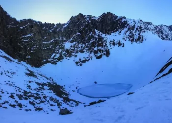 Danau Roopkund di pegunungan Himalaya India—airnya membeku hampir sepanjang tahun, namun saat mencair, ratusan kerangka manusia purba terlihat jelas di dasar dan tepinya. (Sumber: BBC)