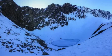Danau Roopkund di pegunungan Himalaya India—airnya membeku hampir sepanjang tahun, namun saat mencair, ratusan kerangka manusia purba terlihat jelas di dasar dan tepinya. (Sumber: BBC)