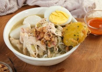 Soto Banjar khas Kalimantan Selatan dengan kuah gurih harum rempah. (Sumber: Shutterstock Via Tempo)