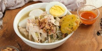 Soto Banjar khas Kalimantan Selatan dengan kuah gurih harum rempah. (Sumber: Shutterstock Via Tempo)
