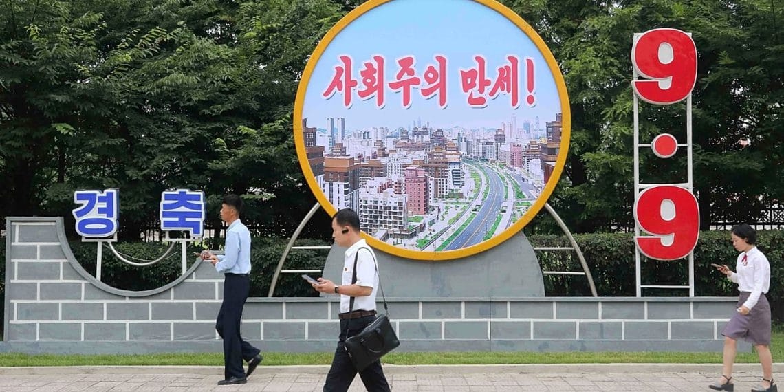 Suasana Kota Pyongyang, ibu kota Korea Utara, menunjukkan jalan-jalan dan spanduk propaganda. (Sumber: AP Photo)