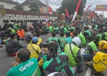 Ilustrasi pengemudi ojek online yang akan mematikan aplikasi saat demonstrasi di Jakarta hari ini. (Sumber: Tempo/Pribadi Wicaksono)
