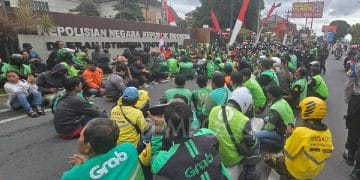 Ilustrasi pengemudi ojek online yang akan mematikan aplikasi saat demonstrasi di Jakarta hari ini. (Sumber: Tempo/Pribadi Wicaksono)