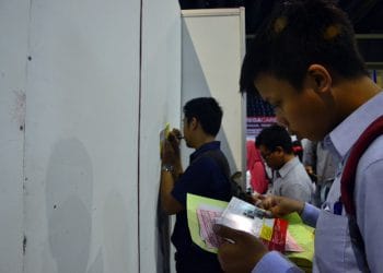 Lebih dari 56 persen penduduk RI hanya berpendidikan SMP ke bawah. Rendahnya pendidikan membuat kesempatan kerja terbatas dan menekan kualitas SDM Indonesia. (Sumber: republika.co.id)