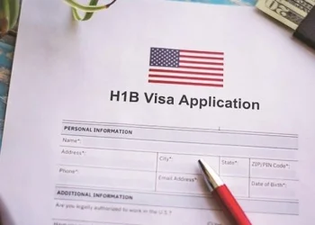 Presiden Trump menetapkan biaya baru sebesar $100.000 untuk aplikasi visa H-1B, mengubah cara perusahaan teknologi AS merekrut pekerja asing. Dampak besar bagi startup imigran dan tenaga ahli dari luar negeri. Foto: Business Standard