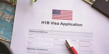 Presiden Trump menetapkan biaya baru sebesar $100.000 untuk aplikasi visa H-1B, mengubah cara perusahaan teknologi AS merekrut pekerja asing. Dampak besar bagi startup imigran dan tenaga ahli dari luar negeri. Foto: Business Standard