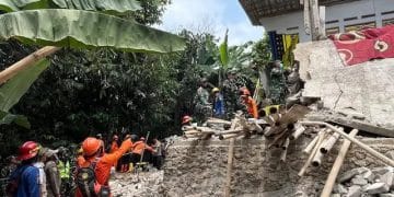 Bangunan Majelis Taklim di Ciomas, Bogor runtuh saat Maulid Nabi; empat orang meninggal dan puluhan lainnya luka-luka. Simak detail tragedi dan respon penanganan. Foto: merdeka.com
