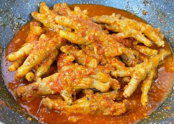 Hidangan ceker mercon pedas dengan tekstur empuk dan bumbu meresap. (Sumber: Yummy.co.id)