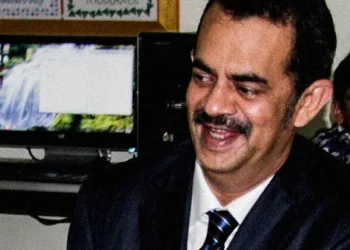 Polri menyatakan red notice untuk Riza Chalid masih dalam proses. Kejaksaan Agung sudah menetapkannya sebagai DPO dalam kasus korupsi minyak mentah dan TPPU. Simak perkembangan terkini, status DPO, dan langkah hukum yang diambil.