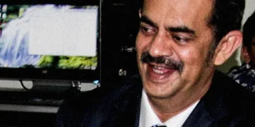 Polri menyatakan red notice untuk Riza Chalid masih dalam proses. Kejaksaan Agung sudah menetapkannya sebagai DPO dalam kasus korupsi minyak mentah dan TPPU. Simak perkembangan terkini, status DPO, dan langkah hukum yang diambil.