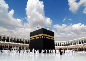 Panduan doa menyambut jamaah Umroh dan Haji yang pulang dari Tanah Suci lengkap dengan teks Arab, Latin, dan artinya. Bantu mereka diterima ibadahnya dan mendapat ampunan serta keberkahan. (Sumber: mabruk.co.id)