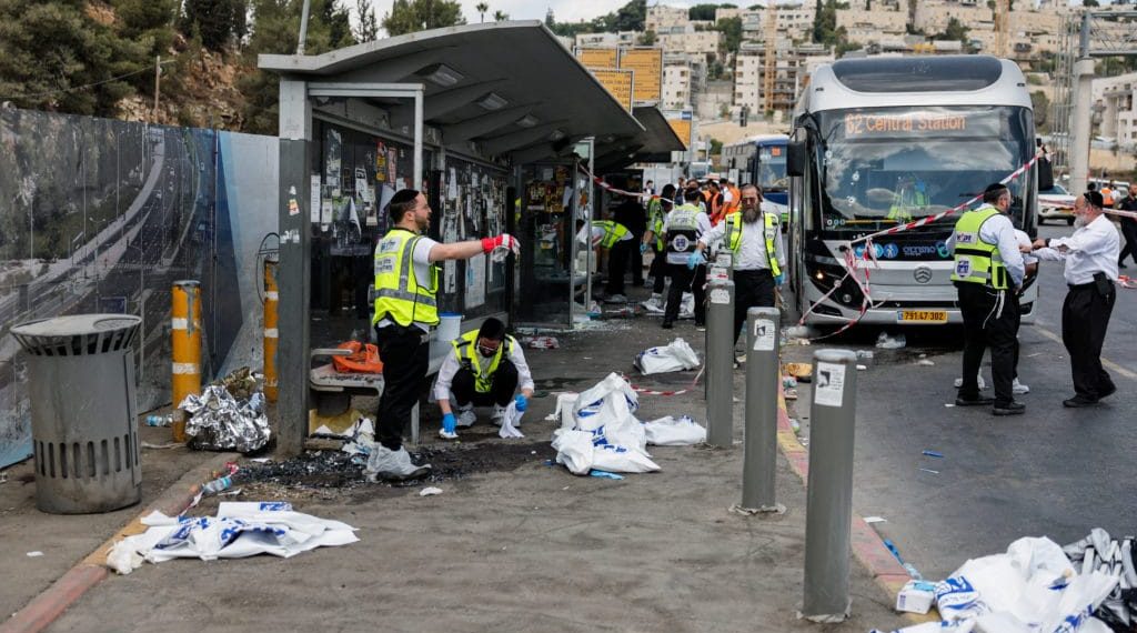 Tim penyelamat tengah beraksi di lokasi penembakan di halte bus Ramot Junction, Yerusalem Sumber: Reuters