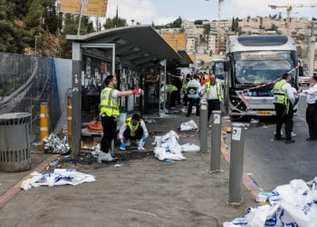 Tim penyelamat tengah beraksi di lokasi penembakan di halte bus Ramot Junction, Yerusalem Sumber: Reuters
