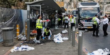 Tim penyelamat tengah beraksi di lokasi penembakan di halte bus Ramot Junction, Yerusalem Sumber: Reuters