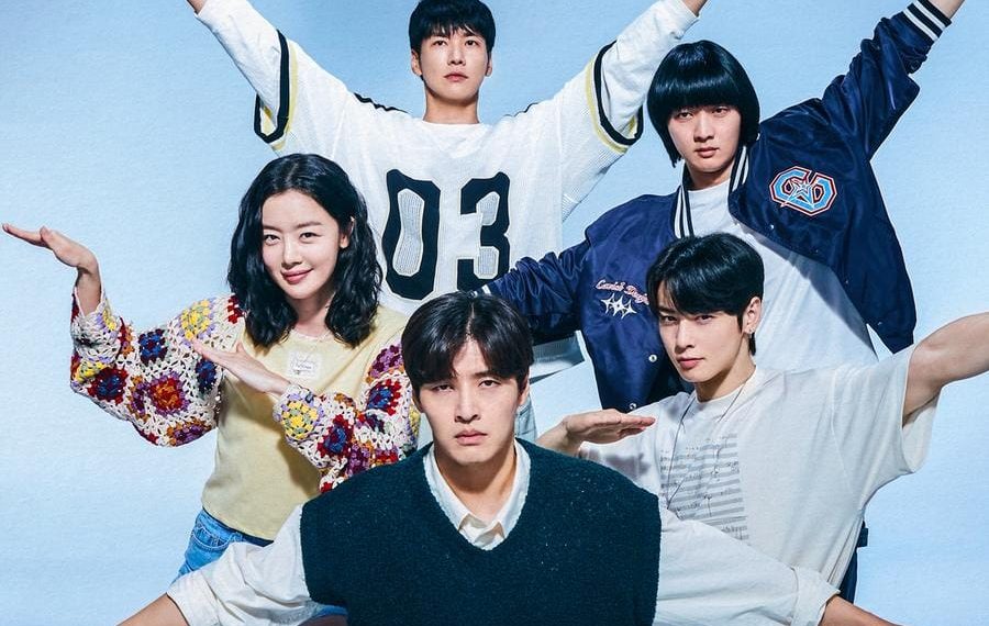 Poster resmi “The First Ride” menampilkan para pemeran utama bersama dalam suasana penuh energi dan kekompakan. (Sumber: Soompi)