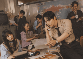 Poster resmi drama Typhoon Family menampilkan Lee Junho, Kim Min Ha, dan para pemeran lain berdiri bersama menghadapi badai krisis. (Sumber: Soompi.com)