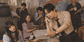 Poster resmi drama Typhoon Family menampilkan Lee Junho, Kim Min Ha, dan para pemeran lain berdiri bersama menghadapi badai krisis. (Sumber: Soompi.com)