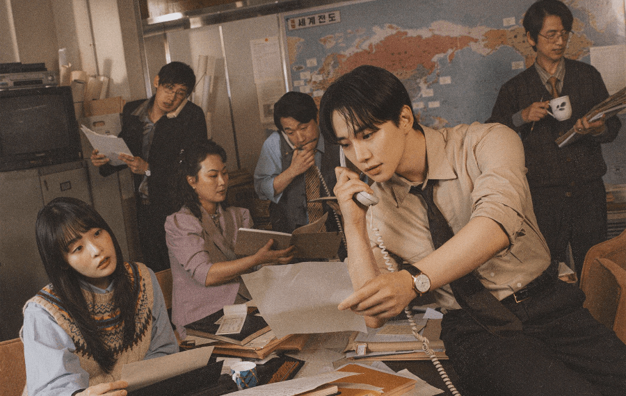 Poster resmi drama Typhoon Family menampilkan Lee Junho, Kim Min Ha, dan para pemeran lain berdiri bersama menghadapi badai krisis. (Sumber: Soompi.com)