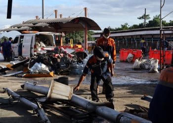 Reruntuhan dan puing-puing kendaraan di Gerbang Tol (GT) Ciawi 2 pascakecelakaan dua truk—kontainer dan light truk—yang menabrak gardu tol sehingga menyebabkan kerusakan parah. (Foto: dok. Jasa Marga via Detik)