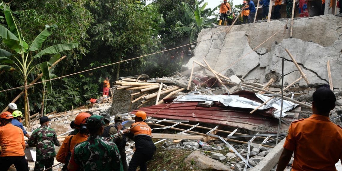Reruntuhan bangunan majelis taklim di Bogor, Jawa Barat, tempat para jemaah mengikuti peringatan Maulid Nabi saat struktur ambruk secara tiba-tiba. (Sumber: AFP via The Jakarta Post)