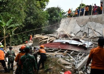 Reruntuhan bangunan majelis taklim di Bogor, Jawa Barat, tempat para jemaah mengikuti peringatan Maulid Nabi saat struktur ambruk secara tiba-tiba. (Sumber: AFP via The Jakarta Post)