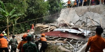 Reruntuhan bangunan majelis taklim di Bogor, Jawa Barat, tempat para jemaah mengikuti peringatan Maulid Nabi saat struktur ambruk secara tiba-tiba. (Sumber: AFP via The Jakarta Post)