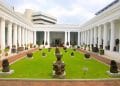 Tampak bagian luar Museum Nasional Indonesia (Museum Gajah) di Jakarta, menampilkan arsitektur khas dan kuil lapang yang menyambut pengunjung. (Foto: Jakarta Tourism & Culture Office)