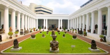 Tampak bagian luar Museum Nasional Indonesia (Museum Gajah) di Jakarta, menampilkan arsitektur khas dan kuil lapang yang menyambut pengunjung. (Foto: Jakarta Tourism & Culture Office)