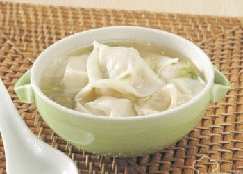 Temukan resep soup wonton lezat dengan pangsit isi ayam dan udang yang gurih, disajikan dengan kuah kaldu hangat. Cocok untuk hidangan keluarga sehari-hari, mudah dibuat di rumah, dan kaya nutrisi. (Sumber: Sajian Sedap)