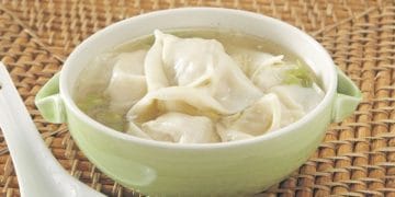 Temukan resep soup wonton lezat dengan pangsit isi ayam dan udang yang gurih, disajikan dengan kuah kaldu hangat. Cocok untuk hidangan keluarga sehari-hari, mudah dibuat di rumah, dan kaya nutrisi. (Sumber: Sajian Sedap)