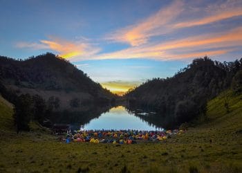 Ranu Kumbolo adalah danau gunung eksotis di jalur Semeru, dikelilingi hutan pinus dan padang savana. Pelajari rute, fasilitas, mitos lokal, dan penginapan sebelum mendaki ke destinasi alam Jawa Timur yang mempesona ini. Foto: Wikimedia Commons