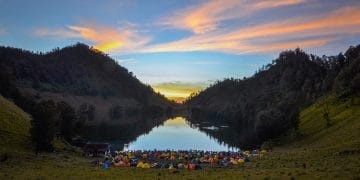 Ranu Kumbolo adalah danau gunung eksotis di jalur Semeru, dikelilingi hutan pinus dan padang savana. Pelajari rute, fasilitas, mitos lokal, dan penginapan sebelum mendaki ke destinasi alam Jawa Timur yang mempesona ini. Foto: Wikimedia Commons