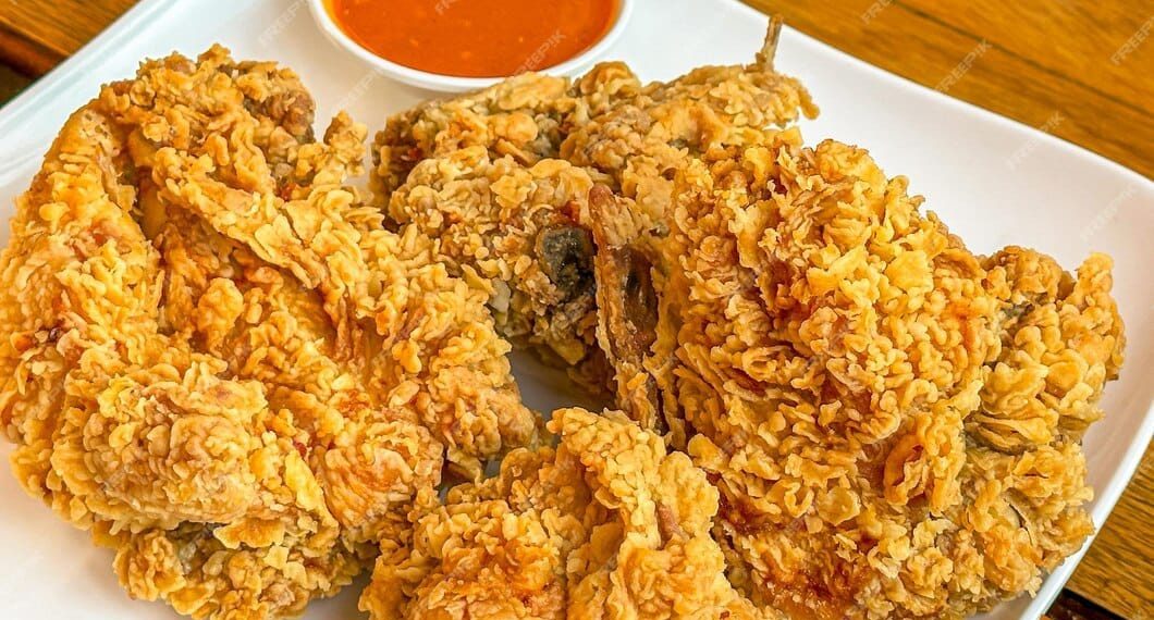 Rahasia bumbu marinasi ayam KFC rumahan yang gurih, renyah, dan mudah dibuat. Lengkap dengan resep sederhana, ekstra pedas, tips memasak, serta FAQ. (Sumber foto: radarlambar.bacakoran.co)