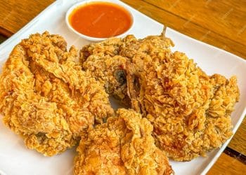 Rahasia bumbu marinasi ayam KFC rumahan yang gurih, renyah, dan mudah dibuat. Lengkap dengan resep sederhana, ekstra pedas, tips memasak, serta FAQ. (Sumber foto: radarlambar.bacakoran.co)