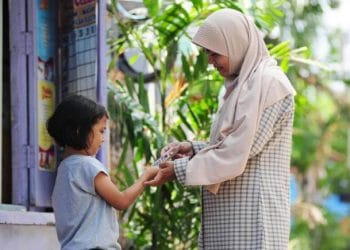 Menentukan uang jajan anak sekolah butuh pertimbangan cermat. Simak panduan financial planner dalam mengatur uang saku anak SD, SMP, hingga SMA agar sesuai kebutuhan dan mendidik anak bijak mengelola uang. Foto: mamapapa.id