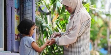Menentukan uang jajan anak sekolah butuh pertimbangan cermat. Simak panduan financial planner dalam mengatur uang saku anak SD, SMP, hingga SMA agar sesuai kebutuhan dan mendidik anak bijak mengelola uang. Foto: mamapapa.id