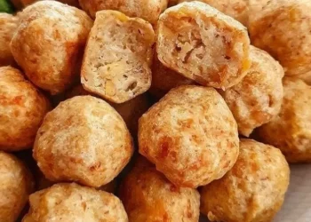 Bola‑bola tempe berwarna kecokelatan keemasan, renyah luar lembut dalam. (Sumber: Instagram @resepmasakankolonial)
