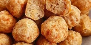 Bola‑bola tempe berwarna kecokelatan keemasan, renyah luar lembut dalam. (Sumber: Instagram @resepmasakankolonial)