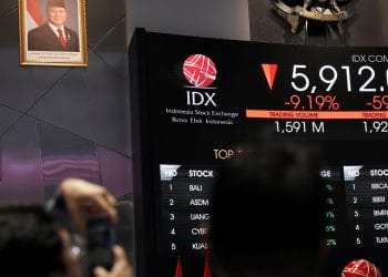 Layar elektronik pergerakan indeks saham Bursa Efek Indonesia (BEI) di Jakarta, mencerminkan kondisi pasar modal yang sedang dipantau dengan ketat. (Sumber: Reuters)