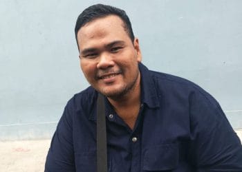 Bintang serial Lupus, Fahmi Bo, menangis ketika ditanya Melaney Ricardo tentang teman artis yang menjenguk. Kondisinya kini semakin menurun. (Sumber: Kompas.com)